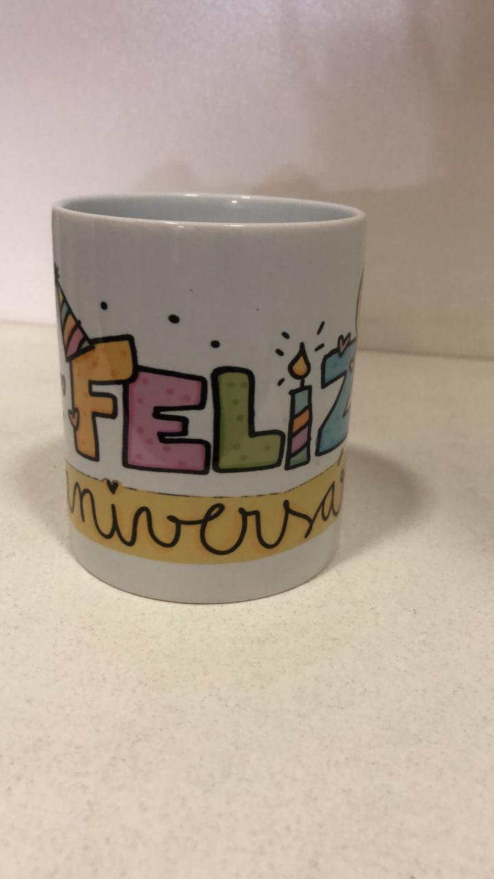 imagem de Caneca feliz aniversário.