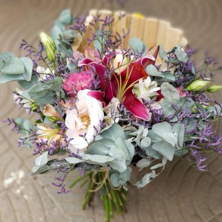 imagem de Buquê de Lírio, Eucalipto e Lisianthus.