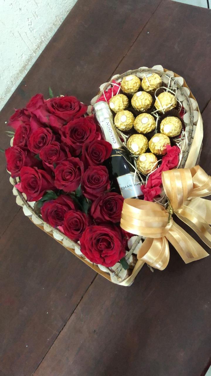 imagem de Coração de Rosas Vermelhas  Chocolate e Mine Chandon