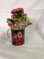 imagem de Caneca natal com flor e bombom.