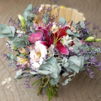 imagem de Buquê de Lírio, Eucalipto e Lisianthus.